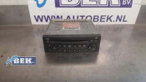 Używane Radioodtwarzacz CD Peugeot 206 CC (2D) 1.6 16V Cena € 50,00 Procedura marży oferowane przez Auto Bek