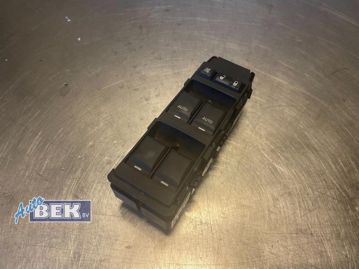 Usados Interruptor combinado de ventanillas Jeep Grand Cherokee (WH/WK) 3.0 CRD V6 24V Precio € 30,00 Norma de margen ofrecido por Auto Bek