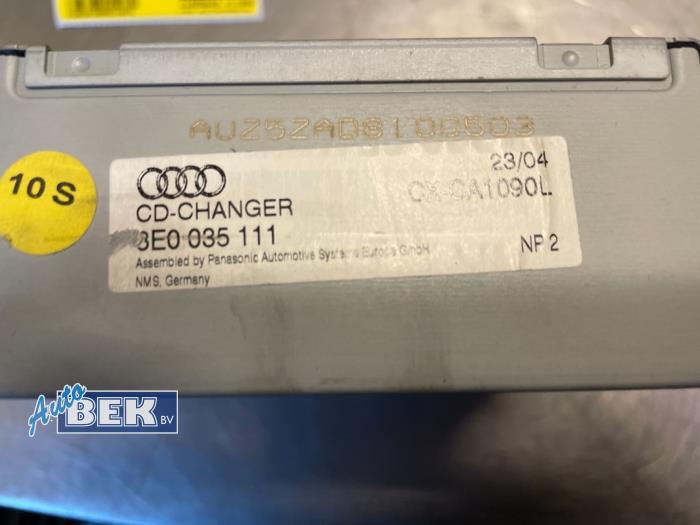 CD changer from a Audi A4 Cabriolet (B6) 2.5 TDI 24V 2004