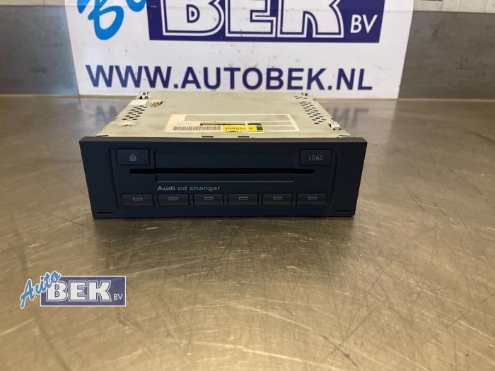 CD changer from a Audi A4 Cabriolet (B6) 2.5 TDI 24V 2004