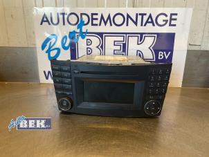 Używane Radioodtwarzacz CD Mercedes E (W211) 3.0 E-280 CDI 24V Cena € 175,00 Procedura marży oferowane przez Auto Bek