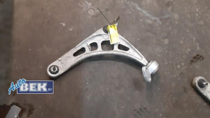 Front lower wishbone, left from a BMW 3 serie (E46/4) 330i 24V 2000