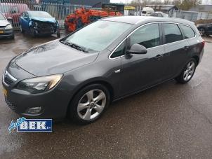 Usagé Joint avant gauche Opel Astra J Sports Tourer (PD8/PE8/PF8) 1.7 CDTi 16V Prix sur demande proposé par Auto Bek