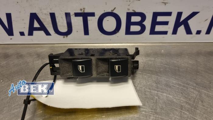 Usados Interruptor combinado de ventanillas BMW 3 serie Touring (E46/3) 320d 16V Precio € 20,00 Norma de margen ofrecido por Auto Bek