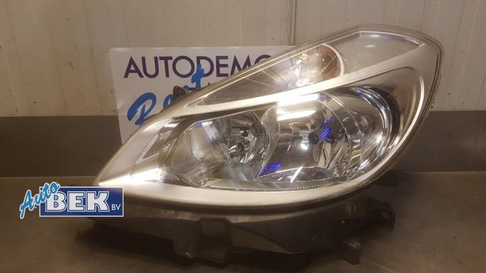 Headlight, left from a Renault Clio III (BR/CR) 1.2 16V 75 2008