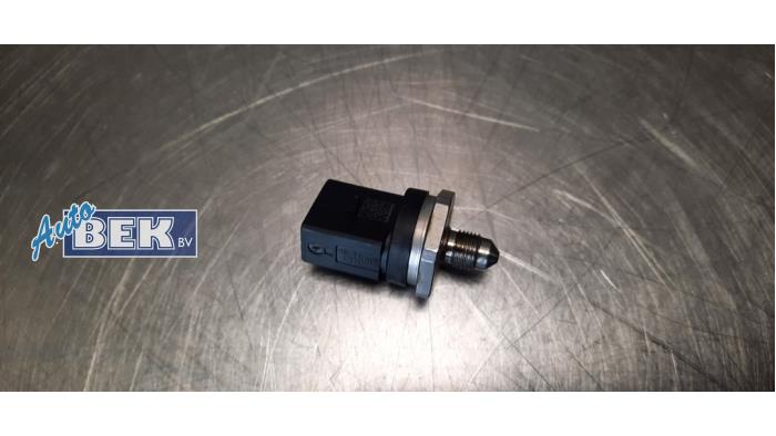 Fuel pressure sensor from a Volkswagen Tiguan (AD1) 2.0 TSI 16V BlueMotion Technology 4Motion 2017