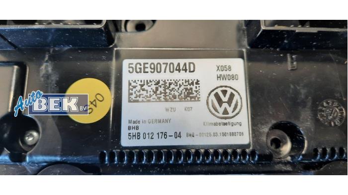 Heater control panel from a Volkswagen Passat Variant (3G5) 1.4 GTE 16V 2019