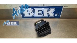 Używane Kratka wentylacyjna deski rozdzielczej Volkswagen Polo VI (AW1) 1.0 12V BlueMotion Technology Cena € 17,00 Procedura marży oferowane przez Auto Bek