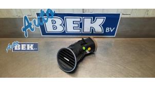 Używane Kratka wentylacyjna deski rozdzielczej Volkswagen Beetle (16AB) 1.4 TSI 160 16V Cena € 25,00 Procedura marży oferowane przez Auto Bek