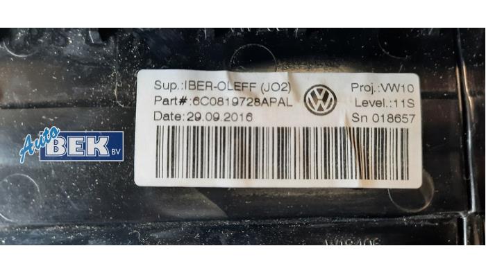 Rejilla de aire de salpicadero de un Volkswagen Polo V (6R)  2015