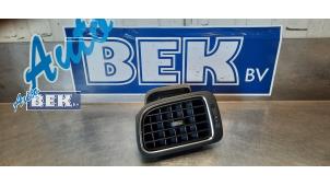 Używane Kratka wentylacyjna deski rozdzielczej Volkswagen Polo V (6R) 1.0 TSI 12V BlueMotion Cena € 18,00 Procedura marży oferowane przez Auto Bek