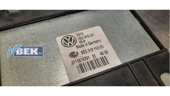 Voltage stabiliser from a Volkswagen Golf VI (5K1) 1.2 TSI BlueMotion 2012