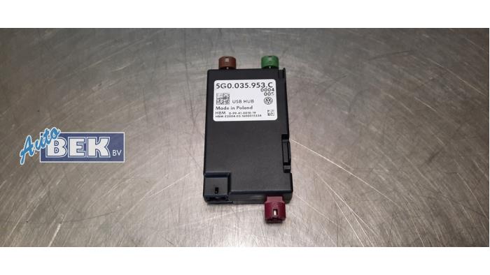 Używane Modul USB Volkswagen Touran (5T1) 2.0 TDI 150 Cena € 20,00 Procedura marży oferowane przez Auto Bek