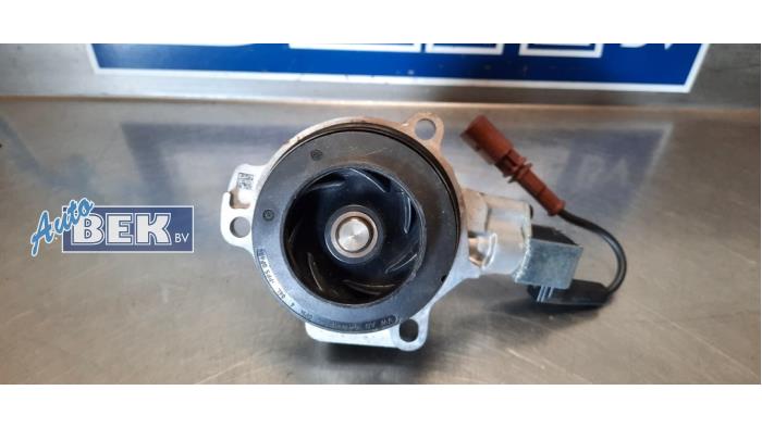 Water pump from a Volkswagen Tiguan (5N1/2) 2.0 TDI 16V 4Motion 2015