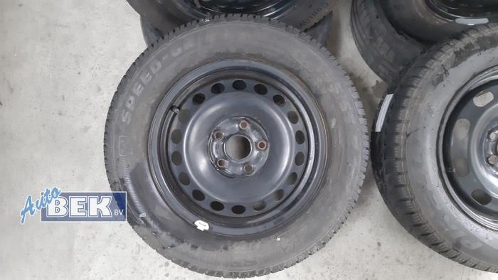 Set of wheels from a Volkswagen Caddy Combi III (2KB,2KJ) 1.4 16V 2009