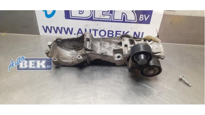 Usagé Support dynamo bas Opel Vivaro 2.0 CDTI 16V Prix € 30,00 Règlement à la marge proposé par Auto Bek