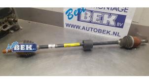 Usagé Arbre de transmission avant droit Opel Corsa E 1.4 16V Prix € 30,00 Règlement à la marge proposé par Auto Bek