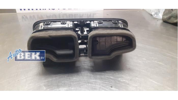 Rejilla de aire de salpicadero de un Volkswagen Polo V (6R) 1.2 TSI 16V BlueMotion Technology 2014