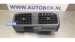 Używane Kratka wentylacyjna deski rozdzielczej Volkswagen Polo V (6R) 1.2 TSI 16V BlueMotion Technology Cena € 14,99 Procedura marży oferowane przez Auto Bek