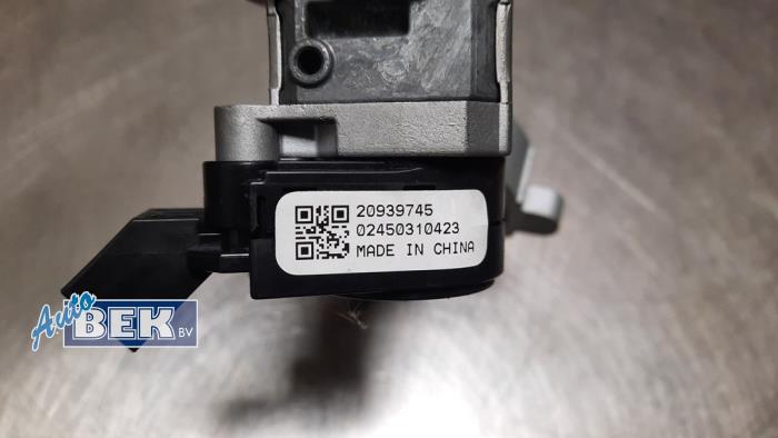 Ignition lock + key from a Opel Astra J Sports Tourer (PD8/PE8/PF8) 1.7 CDTi 16V 2011