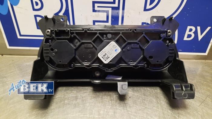 Heater control panel from a Dacia Sandero III 1.0 TCe 90 12V 2021