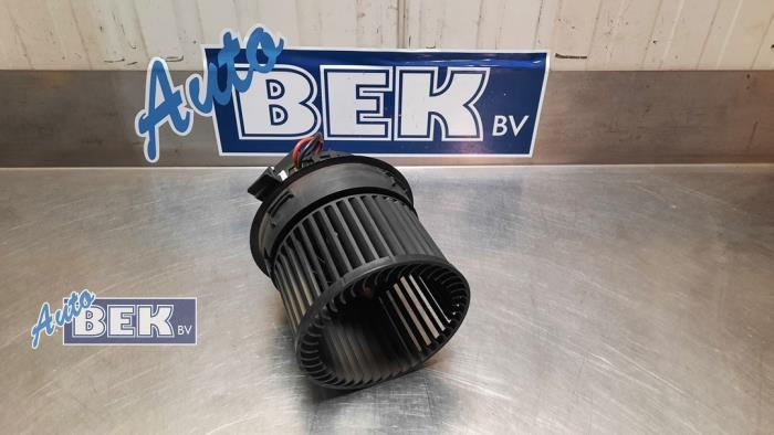 Heating and ventilation fan motor from a Peugeot 208 I (CA/CC/CK/CL) 1.6 Blue HDi 115 2012