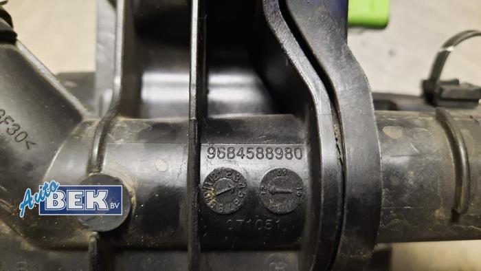 Boîtier Thermostat Pour Peugeot 2008 1.6 EHDI - Référence 9684588980 - Occasion En Bon état