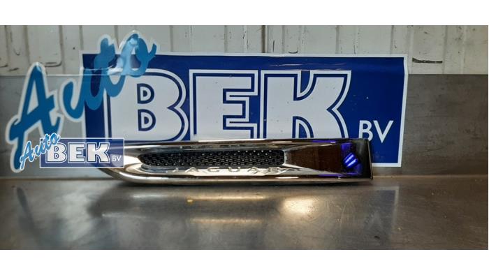 Begagnade Emblem Jaguar XE 2.0 250 Turbo 16V Pris € 34,99 Marginaltabell erbjuds av Auto Bek