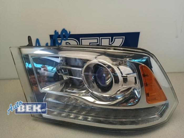 Używane Reflektor lewy Dodge 1500 Crew Cab (DS) 3.0 V6 Diesel 4x4 Cena € 1.000,00 Procedura marży oferowane przez Auto Bek