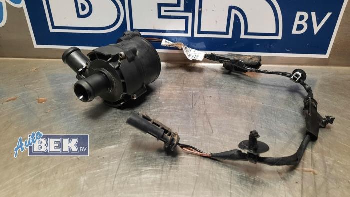 Begagnade Extra vattenpump Jaguar XE 2.0 250 Turbo 16V Pris € 50,00 Marginaltabell erbjuds av Auto Bek