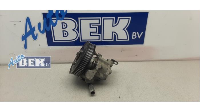 Power steering pump from a BMW X1 (E84) xDrive 23d 2.0 16V 2011