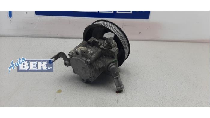 Power steering pump from a BMW X1 (E84) xDrive 23d 2.0 16V 2011