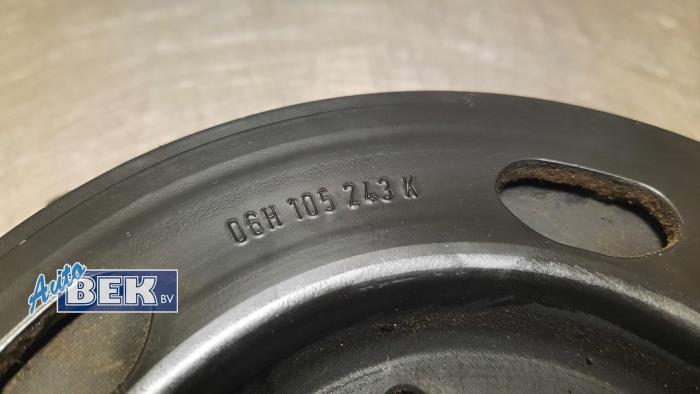 Crankshaft pulley from a Volkswagen Tiguan (AD1) 2.0 TSI 16V 4Motion 2018