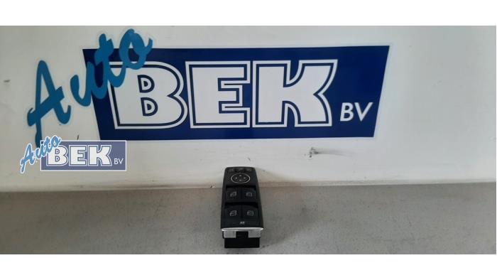 Usados Interruptor combinado de ventanillas Mercedes C Estate (S204) 2.2 C-200 CDI 16V BlueEFFICIENCY Precio € 35,00 Norma de margen ofrecido por Auto Bek