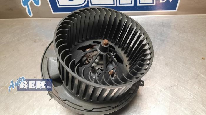 Heating and ventilation fan motor from a BMW 3 serie Touring (E91) 325i 24V 2005