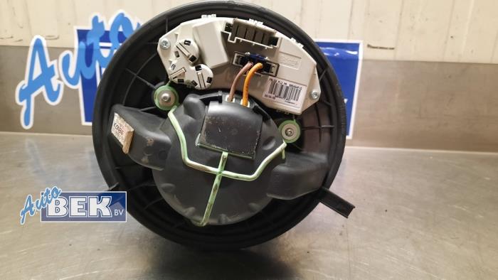Heating and ventilation fan motor from a BMW 3 serie (E90) 325i 24V 2005