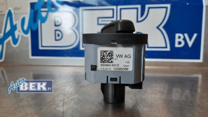 Licht Schalter van een Skoda Octavia Combi (5EAC) 2.0 TDI RS 16V 2015