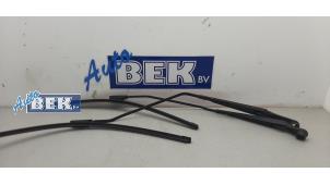 Used Wiper blade Renault Grand Scénic III (JZ) 1.5 dCi 110 Price on request offered by Auto Bek
