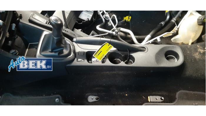 Middle console from a Renault Clio IV (5R) 1.5 Energy dCi 90 FAP 2015