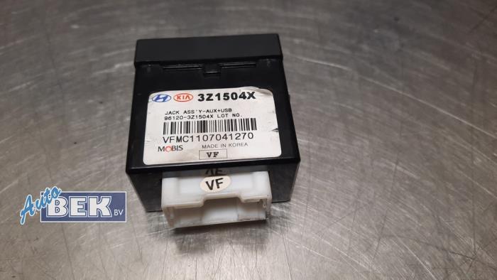 AUX / USB connection from a Hyundai i40 CW (VFC) 1.7 CRDi 16V 2011