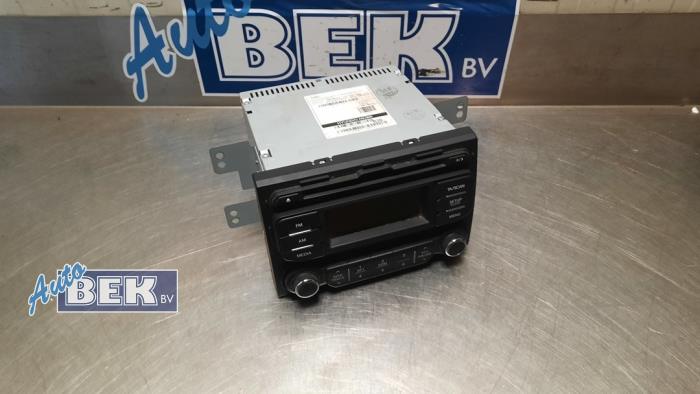 Radio CD player from a Kia Rio III (UB) 1.1 CRDi VGT 12V 2012