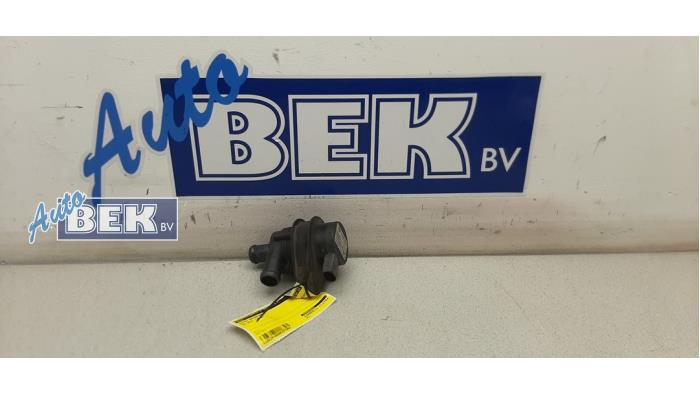 Begagnade Extra vattenpump Volkswagen Golf VI (5K1) 2.0 TSI R 16V 4Motion Pris € 50,00 Marginaltabell erbjuds av Auto Bek