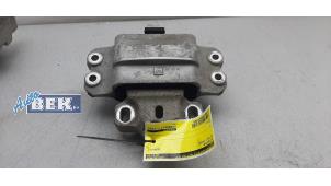 Engine mount from a Volkswagen Golf VI (5K1) 2.0 TSI R 16V 4Motion 2012