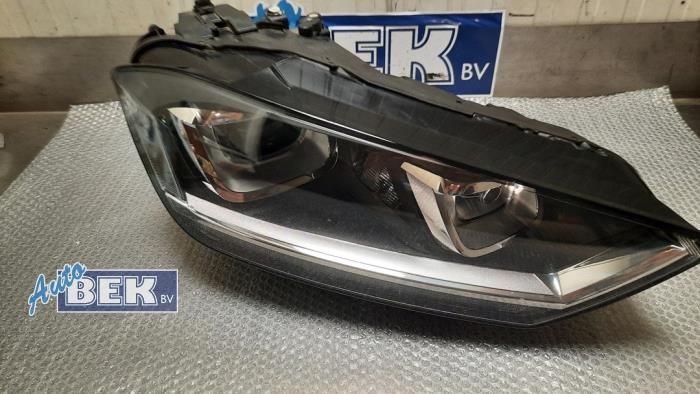 Używane Reflektor prawy Volkswagen Golf Sportsvan (AUVS) 1.0 TSI 12V BlueMotion Technology Cena € 450,00 Procedura marży oferowane przez Auto Bek