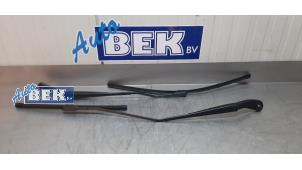 Used Ruitenwisserarm set Dacia Sandero III 1.0 TCe 90 12V Price on request offered by Auto Bek