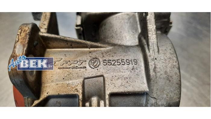 Throttle body from a Fiat Doblo Cargo (263) 1.3 MJ 16V DPF Euro 5 2014