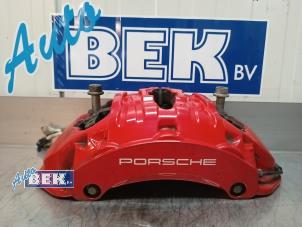 Używane Zacisk hamulcowy prawy przód Porsche Macan (95B) 3.0 V6 24V GTS Cena € 250,00 Procedura marży oferowane przez Auto Bek