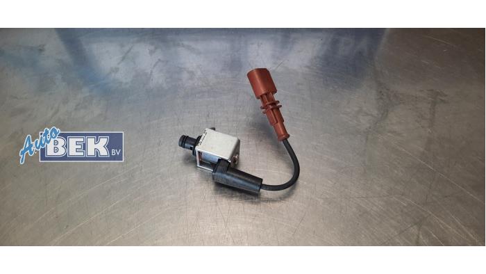 Electric heater valve from a Audi A3 (8V1/8VK) 1.6 TDI Ultra 16V