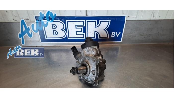 High pressure pump from a BMW 3 serie Touring (F31) 318d 2.0 16V 2016
