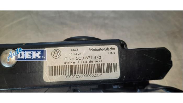 Cabriodach Verriegelung van een Volkswagen Beetle (16AE) 2.0 GSR 16V 2018